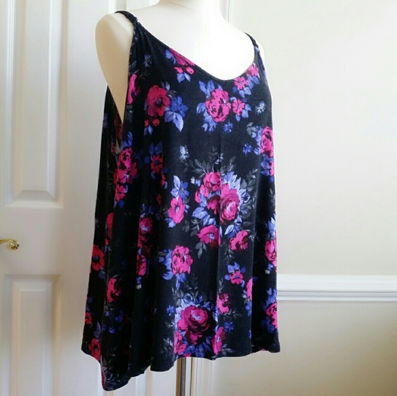 torrid Tops - ➕ Torrid Black Floral Print Swing Tank Size 4